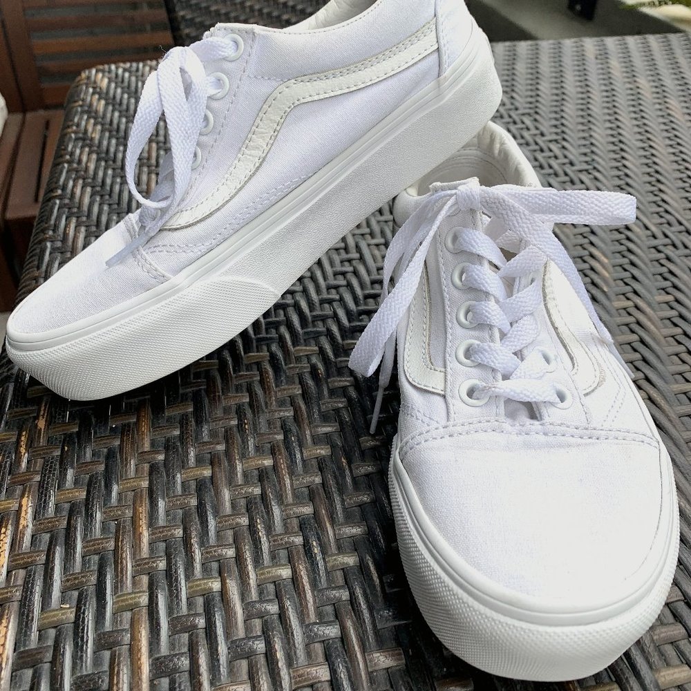 VANS- Women's Old Skool Platform Sneakers in White - Picture 1 of 4